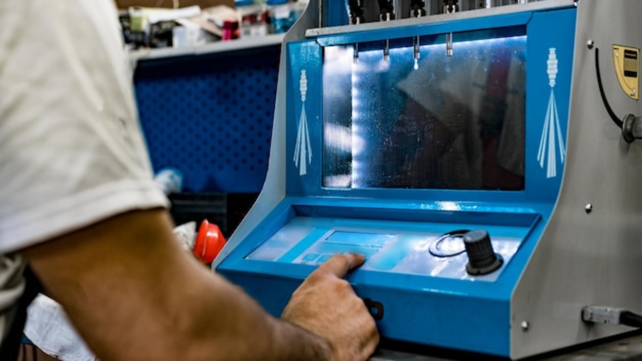 mecanico-profesional-que-trabaja-maquina-limpieza-inyectores-combustible-servicio-automoviles_93675-233924