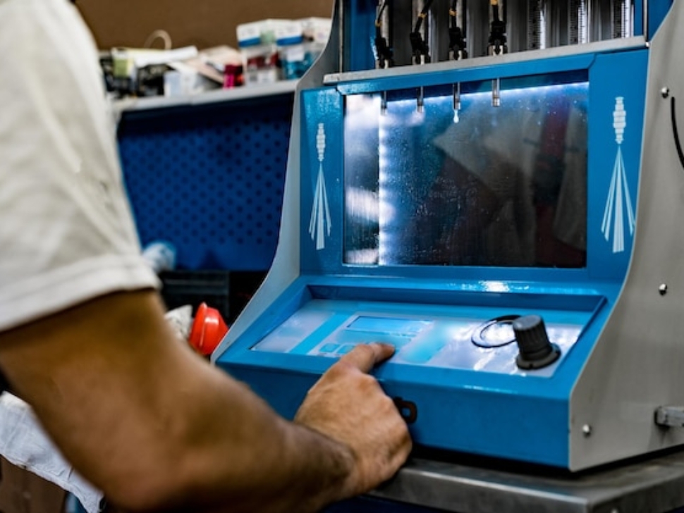 mecanico-profesional-que-trabaja-maquina-limpieza-inyectores-combustible-servicio-automoviles_93675-233924